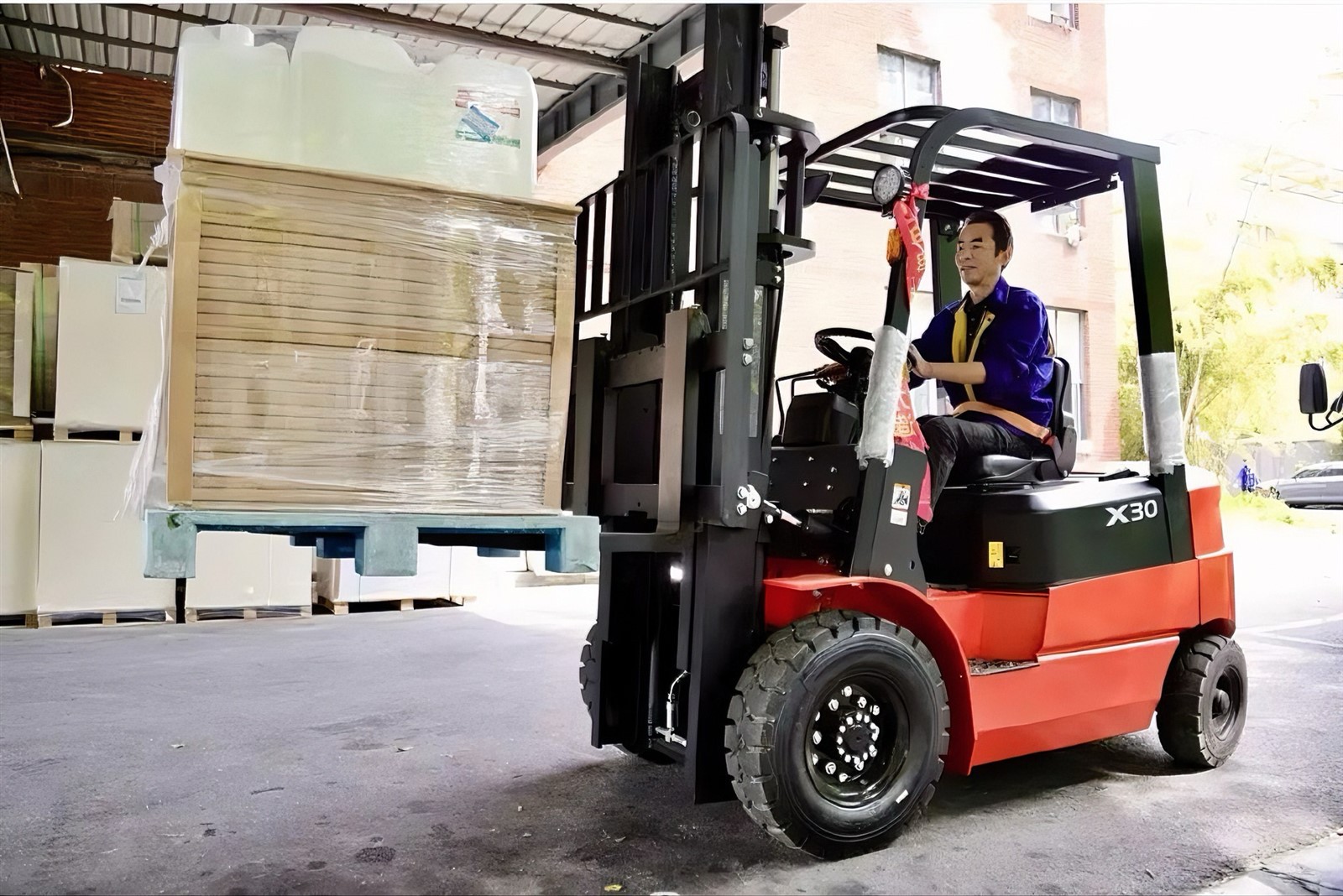 1 2T Electric Forklift Loading Goods 1 2T Electric Forklift Loading Goods